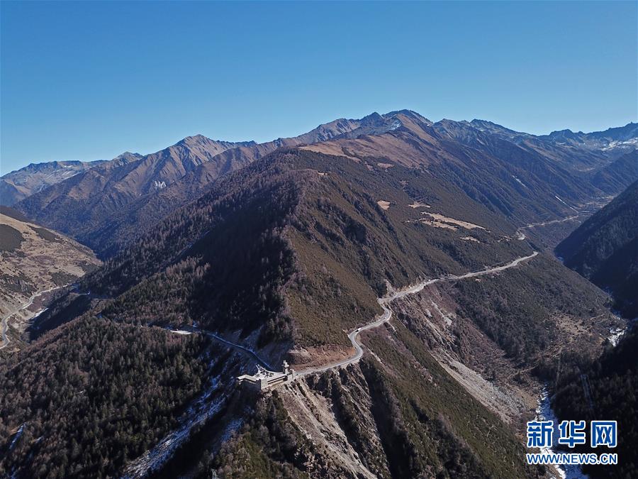 （圖文互動·新華全媒頭條）（1）讓農(nóng)民致富奔小康的道路越走越寬廣——黨的十八大以來以習近平同志為核心的黨中央關心農(nóng)村公路發(fā)展紀實