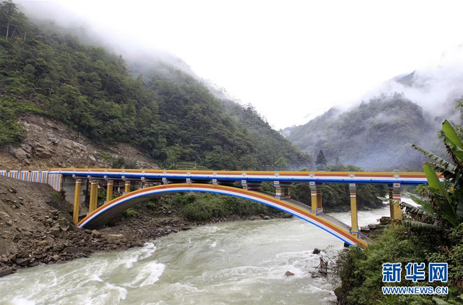 （圖文互動·新華全媒頭條）（4）讓農(nóng)民致富奔小康的道路越走越寬廣——黨的十八大以來以習近平同志為核心的黨中央關心農(nóng)村公路發(fā)展紀實