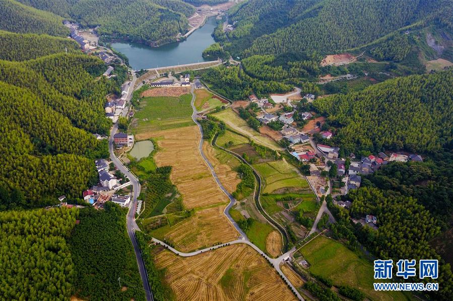 （圖文互動·新華全媒頭條）（6）讓農(nóng)民致富奔小康的道路越走越寬廣——黨的十八大以來以習近平同志為核心的黨中央關心農(nóng)村公路發(fā)展紀實