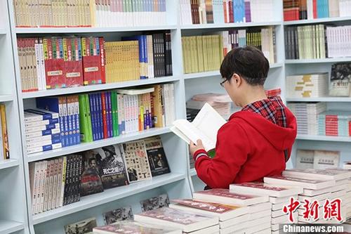 5月9日，一女子在哈爾濱市某書店選購圖書。從5月1日至5月4日，全國32家紙廠宣布漲價(jià)，各紙種漲價(jià)幅度為每噸100元至300元不等。對(duì)此，出版行業(yè)業(yè)內(nèi)人士表示“因?yàn)榧垙垉r(jià)格上漲，直接造成了出版成本的明顯增加，出版行業(yè)只能被迫對(duì)圖書定價(jià)進(jìn)行調(diào)整。”
<a target='_blank' >中新社</a>記者 于琨 攝