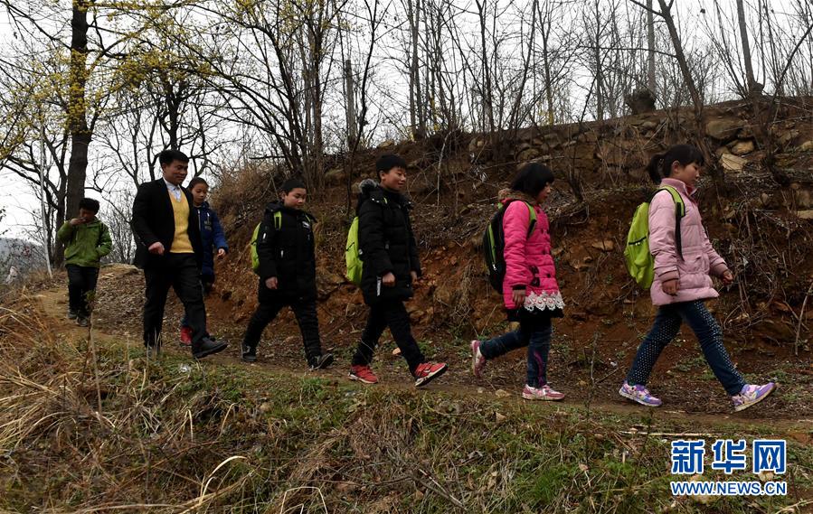 （時(shí)代先鋒·圖文互動）（7）伏牛山里好老師張玉滾：挑起孩子們走出大山的希望