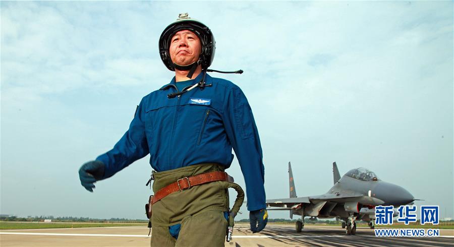 （新華全媒頭條·圖文互動）（1）戰(zhàn)鷹，為祖國奮飛——記空軍航空兵某旅旅長、特級飛行員郝井文