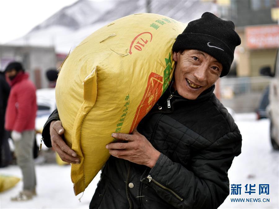 （新華全媒頭條·圖文互動）（4）風(fēng)雪中傳遞溫暖的力量——記青海干部群眾抗擊玉樹雪災(zāi)