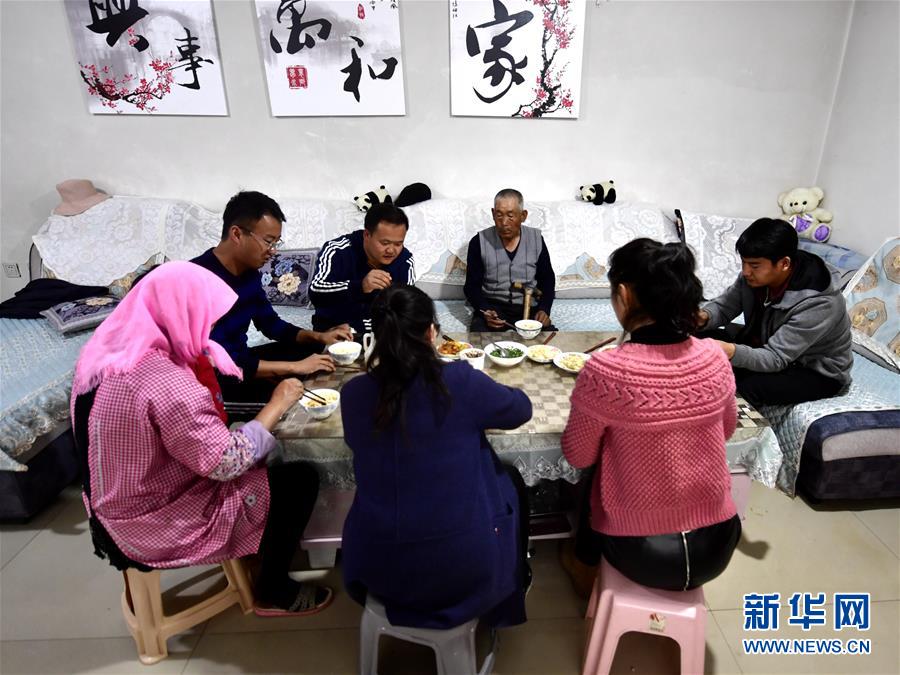 （圖文互動）（2）青海：“田間土炕”成為年輕干部培訓(xùn)新課堂