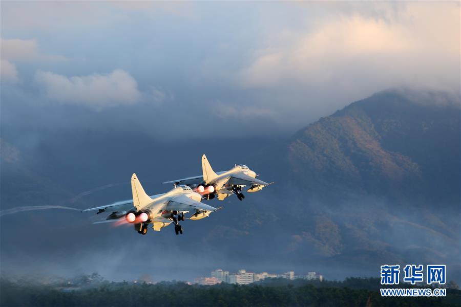 （新華全媒頭條·圖文互動(dòng)）（2）沿著中國特色強(qiáng)軍之路闊步前進(jìn)——黨中央、中央軍委領(lǐng)導(dǎo)推進(jìn)國防和軍隊(duì)建設(shè)70年紀(jì)實(shí)