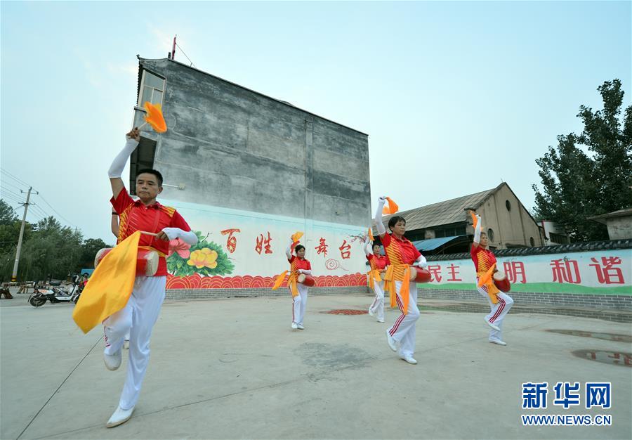 （在習(xí)近平新時(shí)代中國(guó)特色社會(huì)主義思想指引下——新時(shí)代新作為新篇章·總書記關(guān)心的百姓身邊事·圖文互動(dòng)）（4）讓鄉(xiāng)村社會(huì)既充滿活力又和諧有序——中國(guó)鄉(xiāng)村治理呈現(xiàn)新局面