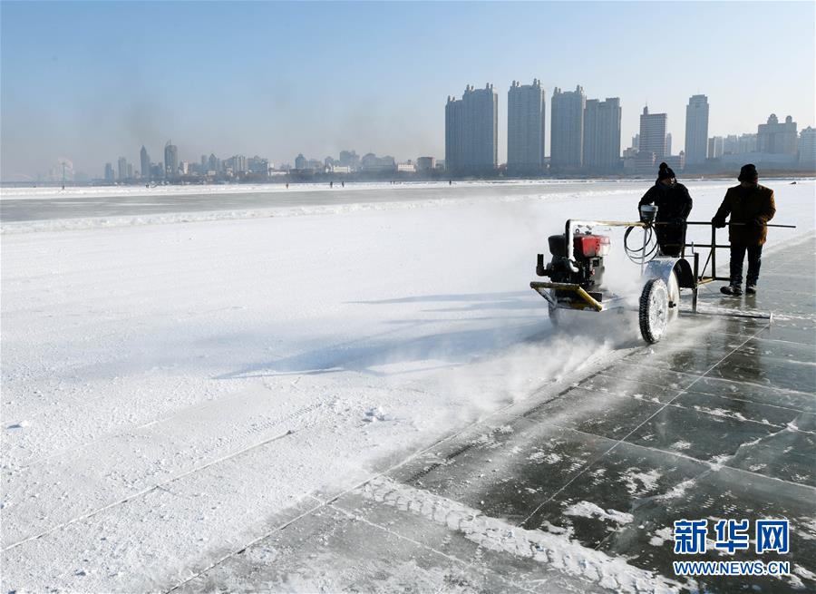 （圖文互動）（3）寒冬采冰人：起早貪黑 “淘金”冰雪