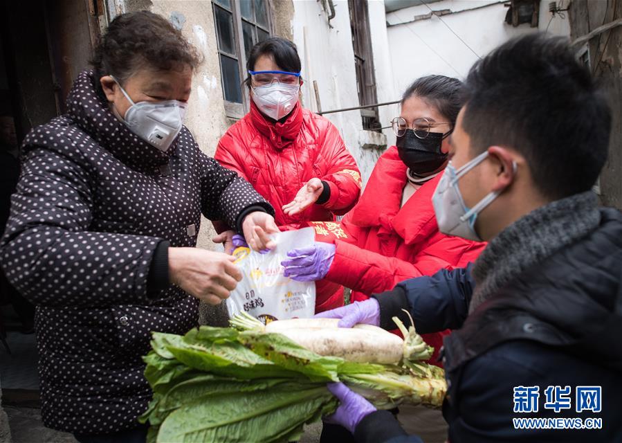 （新華全媒頭條·圖文互動）（10）守望相助，堅忍不拔——致敬武漢戰(zhàn)“疫”中千千萬萬個平凡英雄