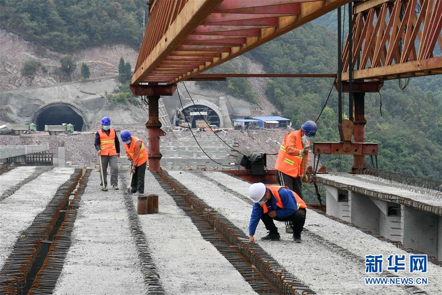 （經(jīng)濟）（5）昆楚高速公路岔河特大橋架梁忙