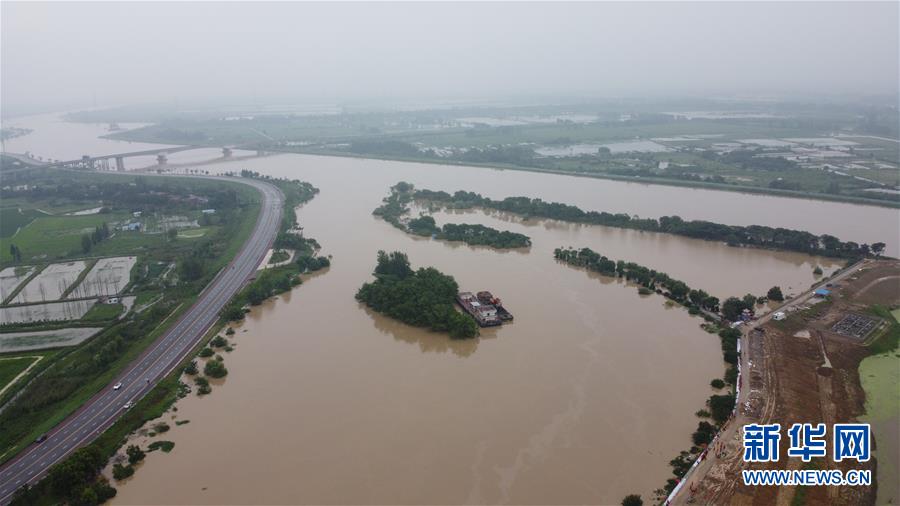 （防汛抗洪·圖文互動）（1）洪水來襲，銅鑼聲在千年古鎮(zhèn)的雨夜響起