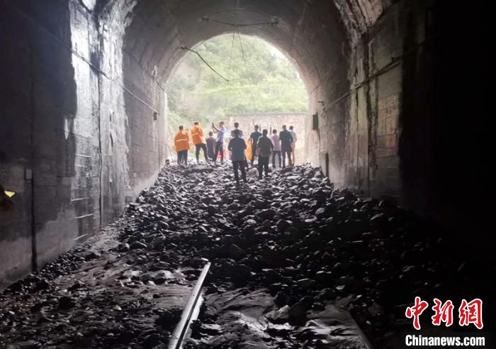 成昆鐵路四川漢源段因暴雨泥石流災害通行中斷