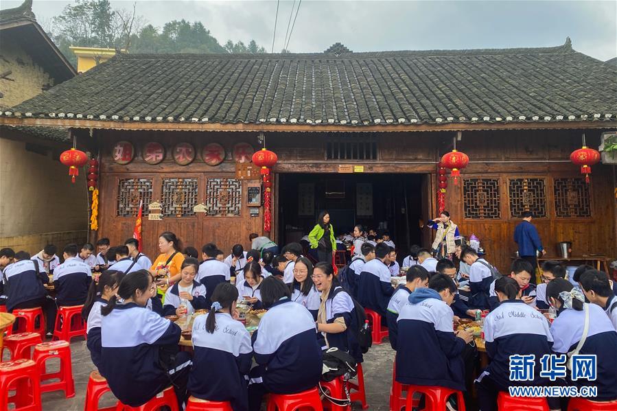 （在習(xí)近平新時(shí)代中國特色社會主義思想指引下——新時(shí)代新作為新篇章·習(xí)近平總書記關(guān)切事·圖文互動(dòng)）（2）精準(zhǔn)扶貧7年，十八洞村“長”出10余種新職業(yè)