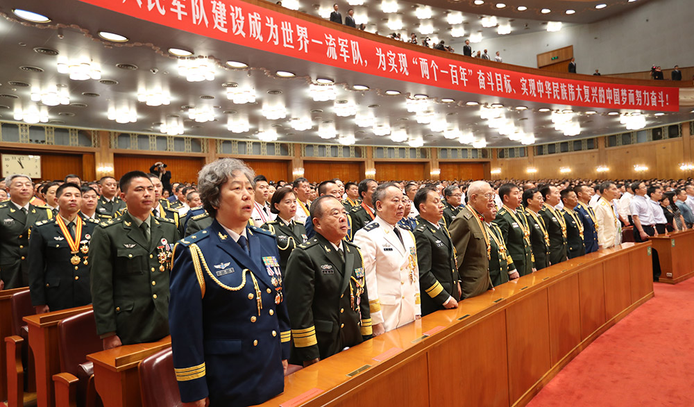 現(xiàn)場(chǎng)奏唱《中國(guó)人民解放軍軍歌》