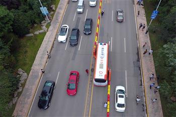 濟南潮汐車道“拉鏈車”上路