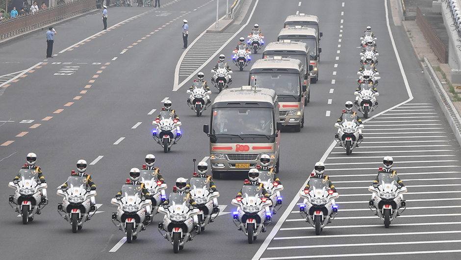 “七一勛章”獲得者集體乘坐禮賓車(chē)從住地出發(fā)