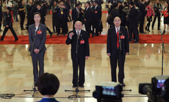 魏秋月、孟廣祿、薛晨陽代表接受采訪