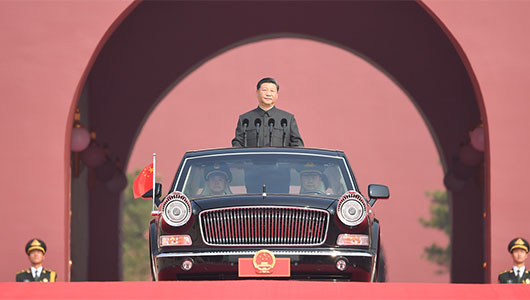 習近平乘坐檢閱車，經過金水橋，駛上長安街