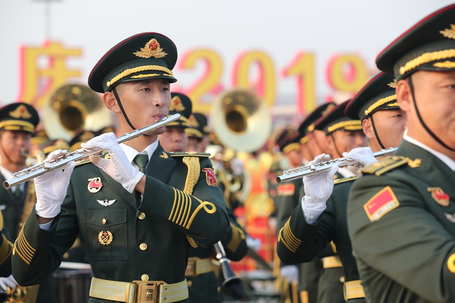 解放軍聯(lián)合軍樂團(tuán)在廣場就位后進(jìn)行準(zhǔn)備工作和試奏。據(jù)了解，解放軍聯(lián)合軍樂團(tuán)此次演奏是從開國大典至今歷次閱兵以來演奏曲目最多的一次，不少曲目是為此次閱兵量身打造的全新作品，此次也是歷次女演奏員最多的一次。