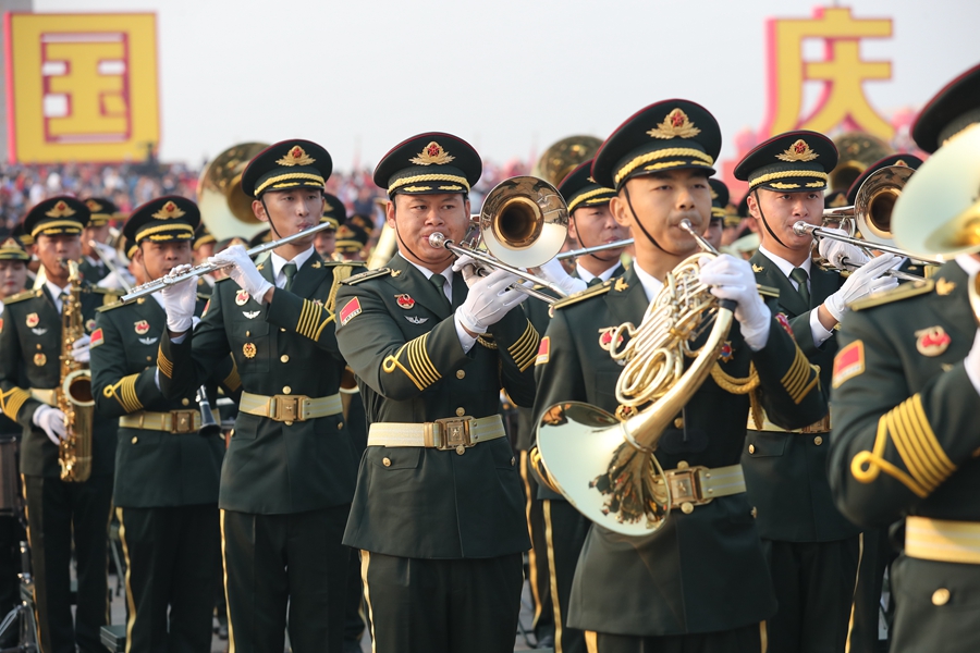 解放軍聯(lián)合軍樂團(tuán)在廣場就位后進(jìn)行準(zhǔn)備工作和試奏。據(jù)了解，解放軍聯(lián)合軍樂團(tuán)此次演奏是從開國大典至今歷次閱兵以來演奏曲目最多的一次，不少曲目是為此次閱兵量身打造的全新作品，此次也是歷次女演奏員最多的一次。