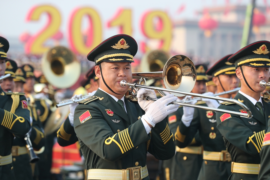 解放軍聯(lián)合軍樂團(tuán)在廣場就位后進(jìn)行準(zhǔn)備工作和試奏。據(jù)了解，解放軍聯(lián)合軍樂團(tuán)此次演奏是從開國大典至今歷次閱兵以來演奏曲目最多的一次，不少曲目是為此次閱兵量身打造的全新作品，此次也是歷次女演奏員最多的一次。