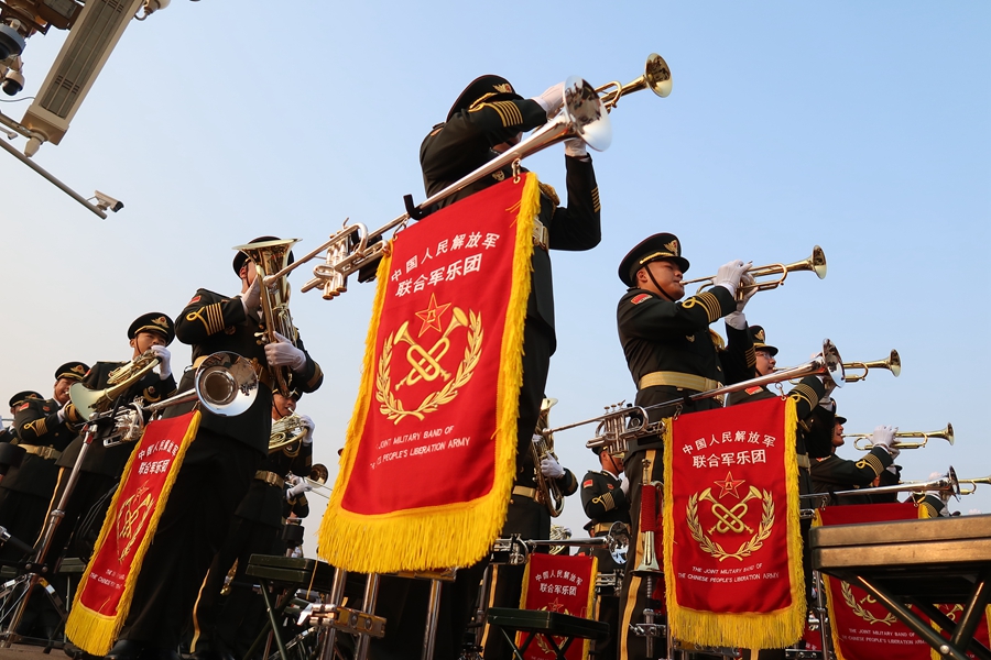 解放軍聯(lián)合軍樂團(tuán)在廣場就位后進(jìn)行準(zhǔn)備工作和試奏。據(jù)了解，解放軍聯(lián)合軍樂團(tuán)此次演奏是從開國大典至今歷次閱兵以來演奏曲目最多的一次，不少曲目是為此次閱兵量身打造的全新作品，此次也是歷次女演奏員最多的一次。