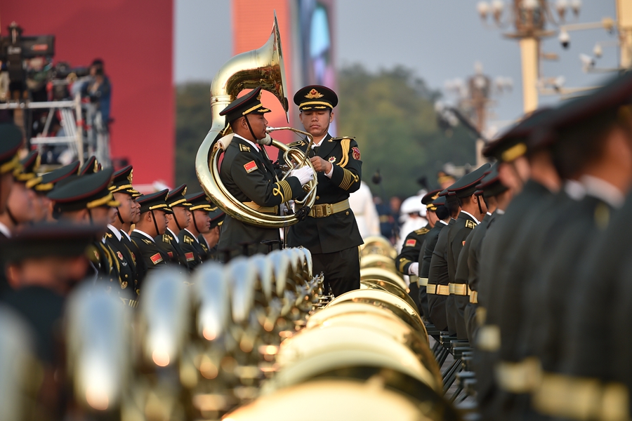 解放軍聯(lián)合軍樂團(tuán)在廣場就位后進(jìn)行準(zhǔn)備工作和試奏。據(jù)了解，解放軍聯(lián)合軍樂團(tuán)此次演奏是從開國大典至今歷次閱兵以來演奏曲目最多的一次，不少曲目是為此次閱兵量身打造的全新作品，此次也是歷次女演奏員最多的一次。