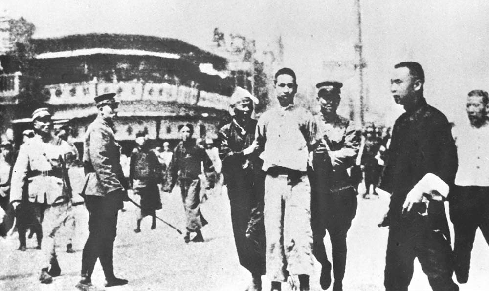 1927年4月12日 “四?一二”反革命政變，國民黨反動派捕殺大批共產(chǎn)黨員和工人、學生、群眾