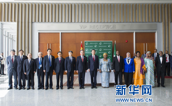 5月5日，中國國務(wù)院總理李克強在亞的斯亞貝巴非洲聯(lián)盟總部會見非盟委員會主席祖馬。這是會見后，李克強同祖馬參加集體合影。新華社記者王曄攝