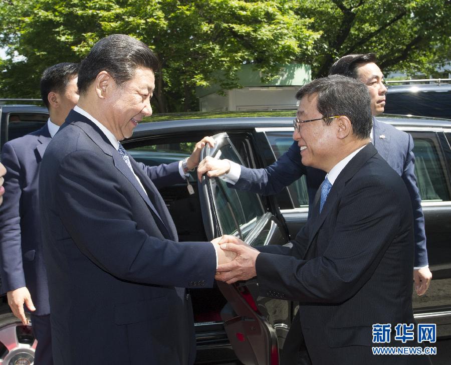 7月4日，國(guó)家主席習(xí)近平在韓國(guó)國(guó)立首爾大學(xué)發(fā)表題為《共創(chuàng)中韓合作未來　同襄亞洲振興繁榮》的重要演講。這是首爾大學(xué)校長(zhǎng)吳然天迎接習(xí)近平主席。新華社記者 謝環(huán)馳 攝 