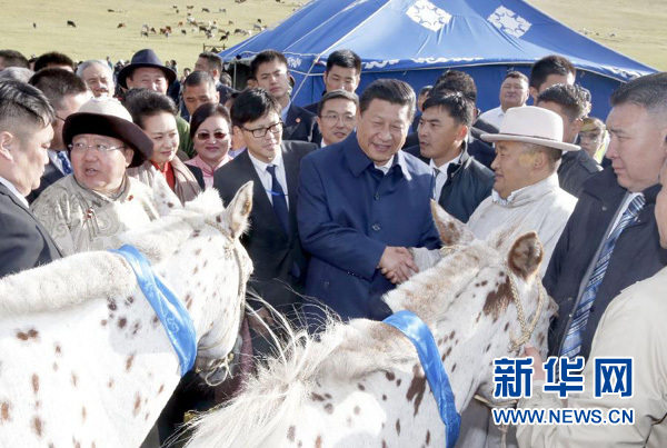 8月22日，國(guó)家主席習(xí)近平在蒙古國(guó)總統(tǒng)額勒貝格道爾吉陪同下前往烏蘭巴托市郊觀看那達(dá)慕。額勒貝格道爾吉向習(xí)近平夫婦贈(zèng)送兩匹蒙古馬。習(xí)近平為兩匹馬分別取名阿爾泰和克魯倫，寓意中蒙兩國(guó)山水相連、睦鄰友好。新華社記者 鞠鵬 攝