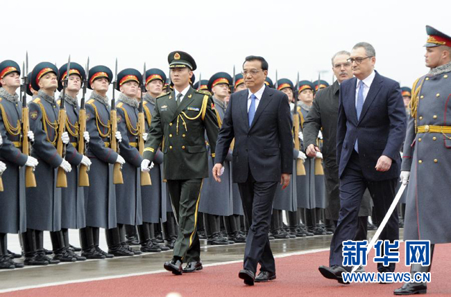 10月12日，中國國務院總理李克強乘專機抵達莫斯科，開始對俄羅斯進行正式訪問并舉行中俄總理第十九次定期會晤。俄方在機場舉行隆重儀式，歡迎李克強總理。新華社記者 張鐸 攝