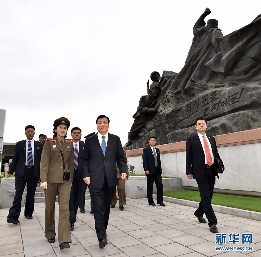 10月10日，正在朝鮮訪問的中共中央政治局常委、中央書記處書記劉云山在平壤參觀朝鮮祖國解放戰(zhàn)爭勝利紀念館。 新華社記者 李濤 攝