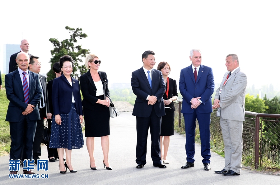 6月17日，中國(guó)國(guó)家主席習(xí)近平和夫人彭麗媛在塞爾維亞總統(tǒng)尼科利奇夫婦陪同下參觀具有悠久歷史的貝爾格萊德卡萊梅格丹公園。 新華社記者 馬占成 攝