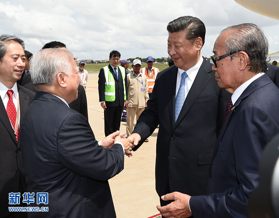 10月13日，國家主席習近平乘專機抵達金邊國際機場，開始對柬埔寨王國進行國事訪問。柬埔寨副首相兼王宮事務大臣貢桑奧親王和夏卡朋親王、阿倫公主等在舷梯旁熱情迎接習近平主席。新華社記者　謝環(huán)馳　攝