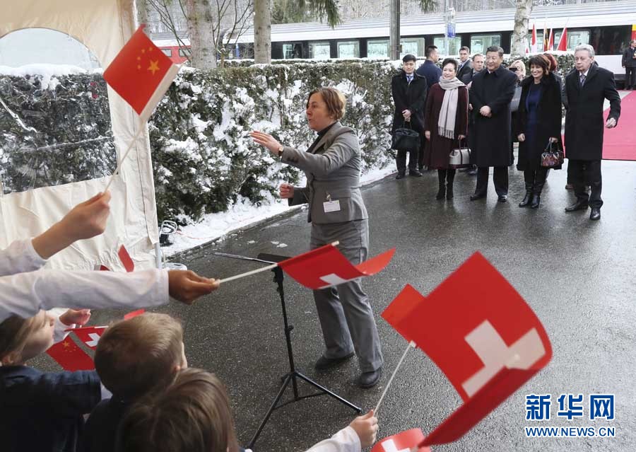 這是習(xí)近平和夫人彭麗媛在伯爾尼克爾薩茨火車站觀看瑞士童聲合唱團表演。 新華社記者 蘭紅光 攝