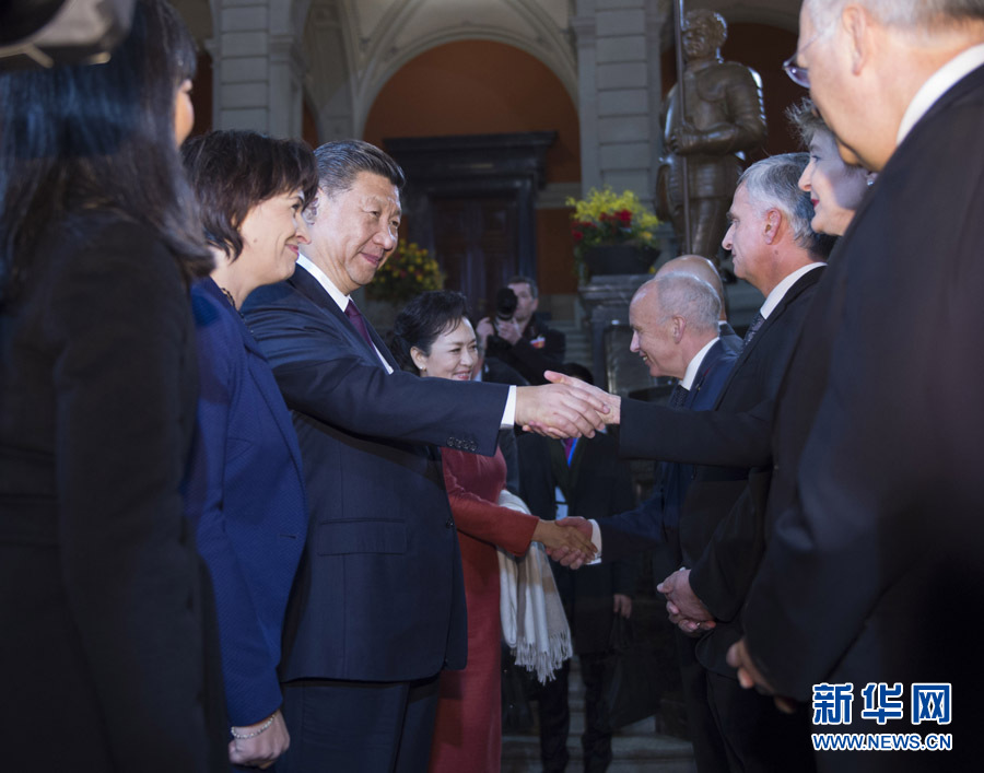 1月15日，國(guó)家主席習(xí)近平在伯爾尼出席瑞士聯(lián)邦委員會(huì)全體委員集體舉行的迎接儀式并致辭。 新華社記者 謝環(huán)馳 攝