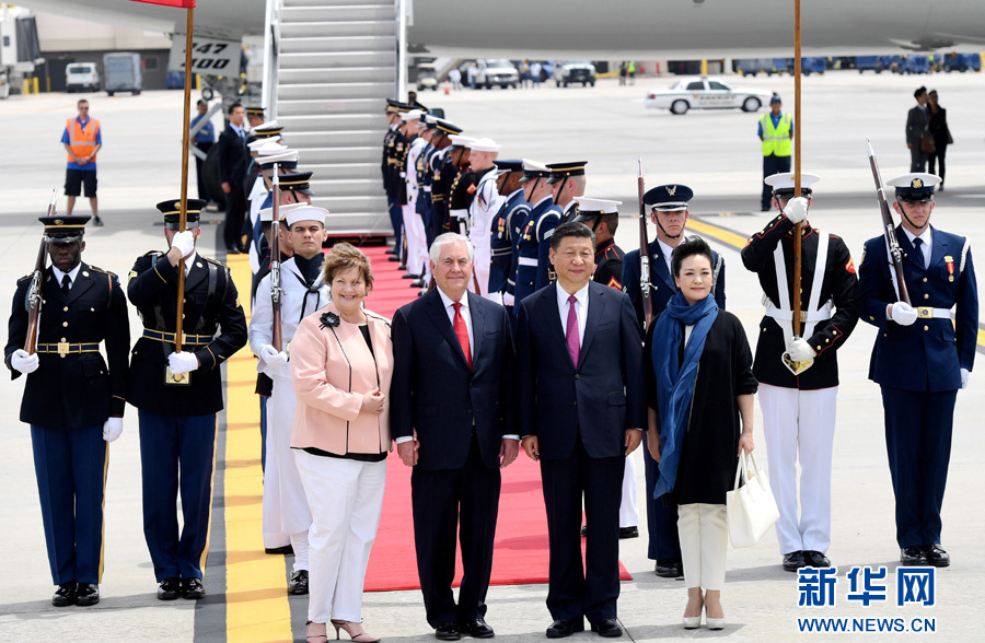 4月6日，國(guó)家主席習(xí)近平乘專機(jī)抵達(dá)美國(guó)佛羅里達(dá)州，將在海湖莊園同美國(guó)總統(tǒng)特朗普舉行中美元首會(huì)晤。習(xí)近平和夫人彭麗媛受到美國(guó)國(guó)務(wù)卿蒂勒森夫婦等熱情迎接。新華社記者 吳曉凌 攝