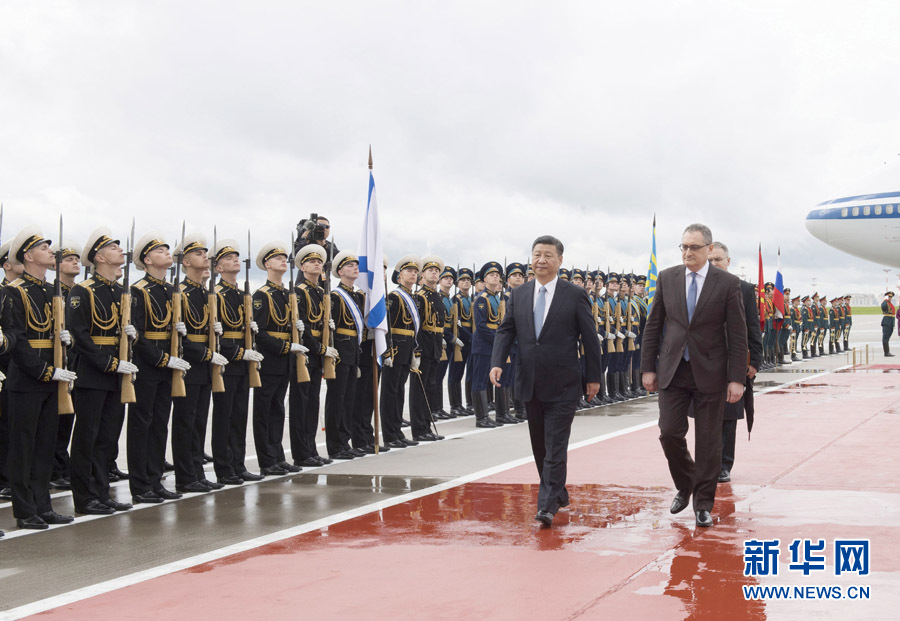 7月3日，國家主席習(xí)近平乘專機(jī)抵達(dá)莫斯科，開始對俄羅斯聯(lián)邦進(jìn)行國事訪問。這是習(xí)近平出席機(jī)場歡迎儀式。 新華社記者 李學(xué)仁 攝