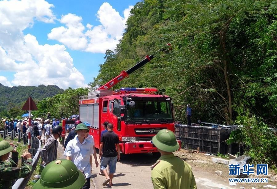 （國(guó)際）（2）越南中部一旅游大巴翻車致13死