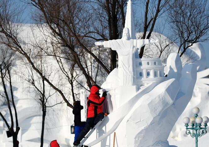 國(guó)際雪雕比賽忙