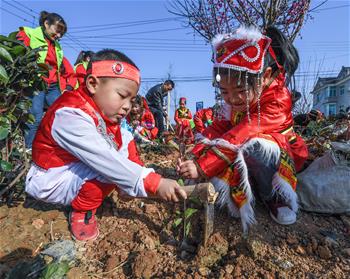 多民族兒童共迎植樹節(jié)